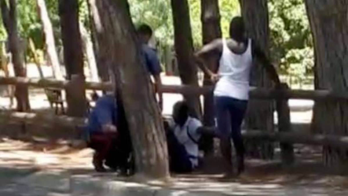 Cervia, lancia lattine e insulti sui passanti: fuga dalla spiaggia