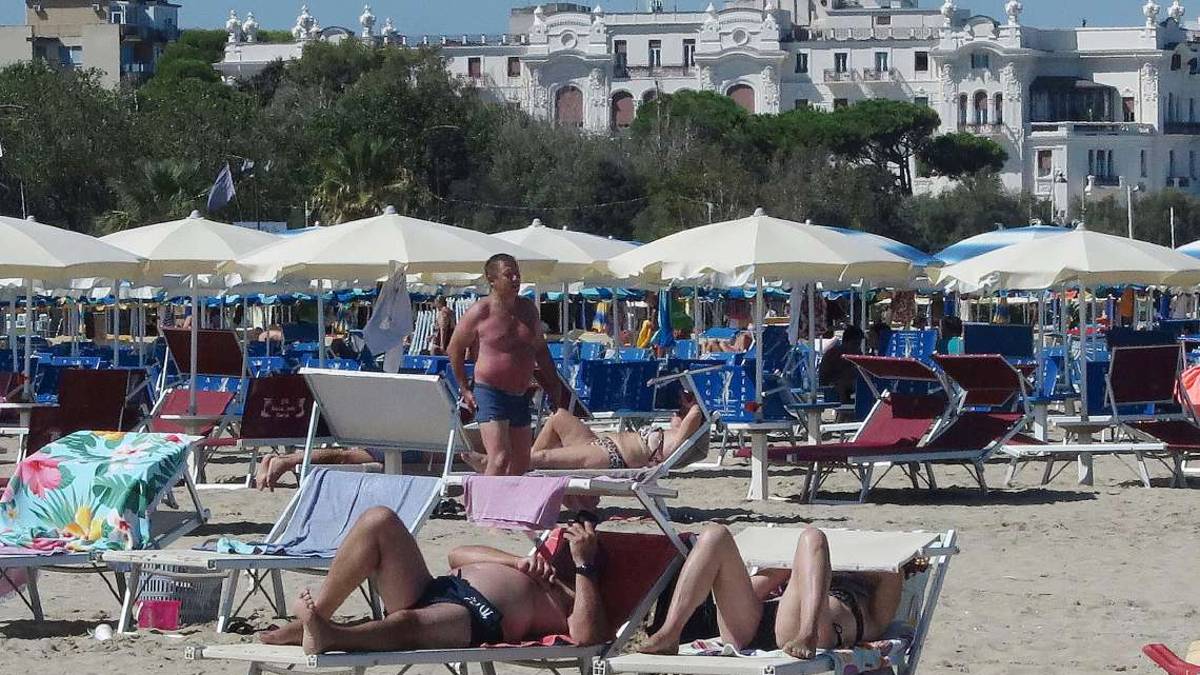 Bagnini, anche Viserba protesta: In spiaggia non c'è quasi più nessuno e paghiamo i salvataggi
