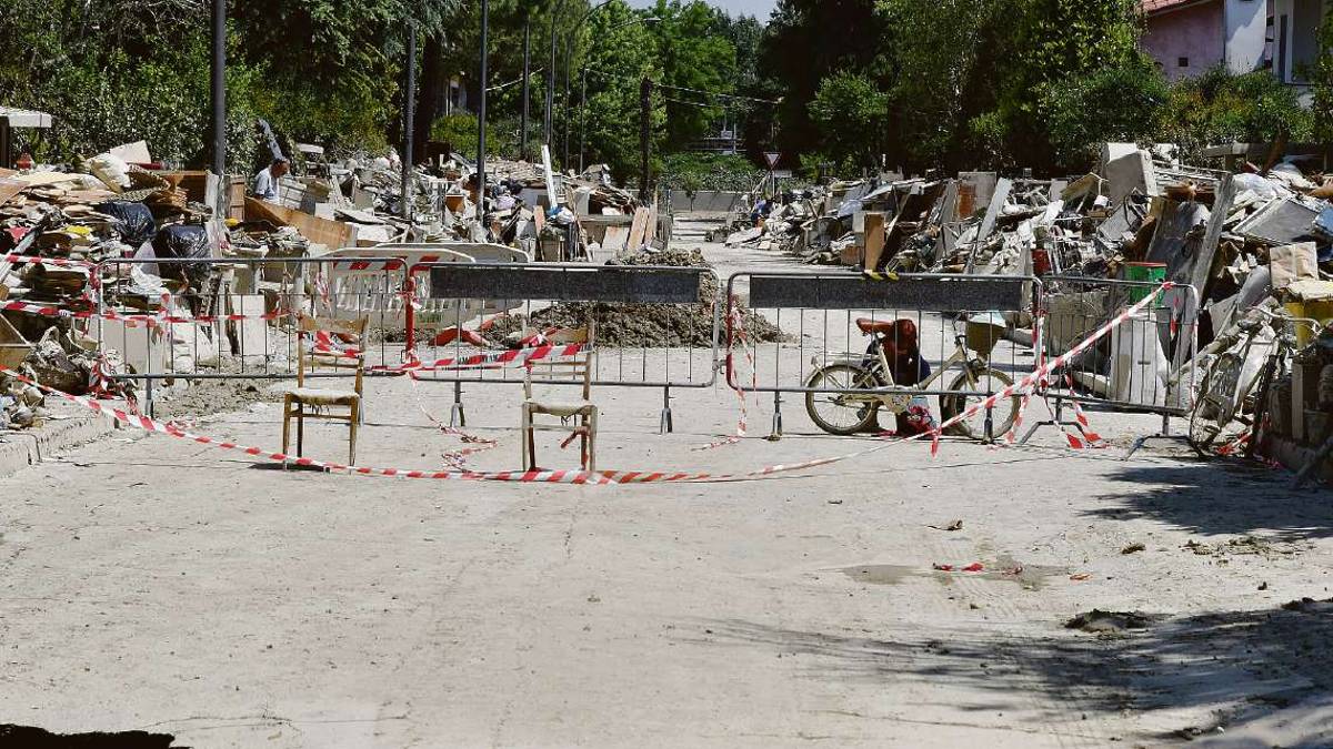 Forlì. Il quartiere Romiti invaso dai rifiuti - Gallery