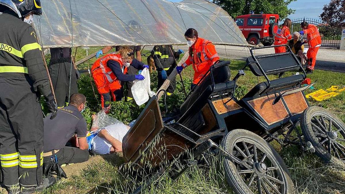 Cesena, albergatore si ribalta col calesse e resta incastrato