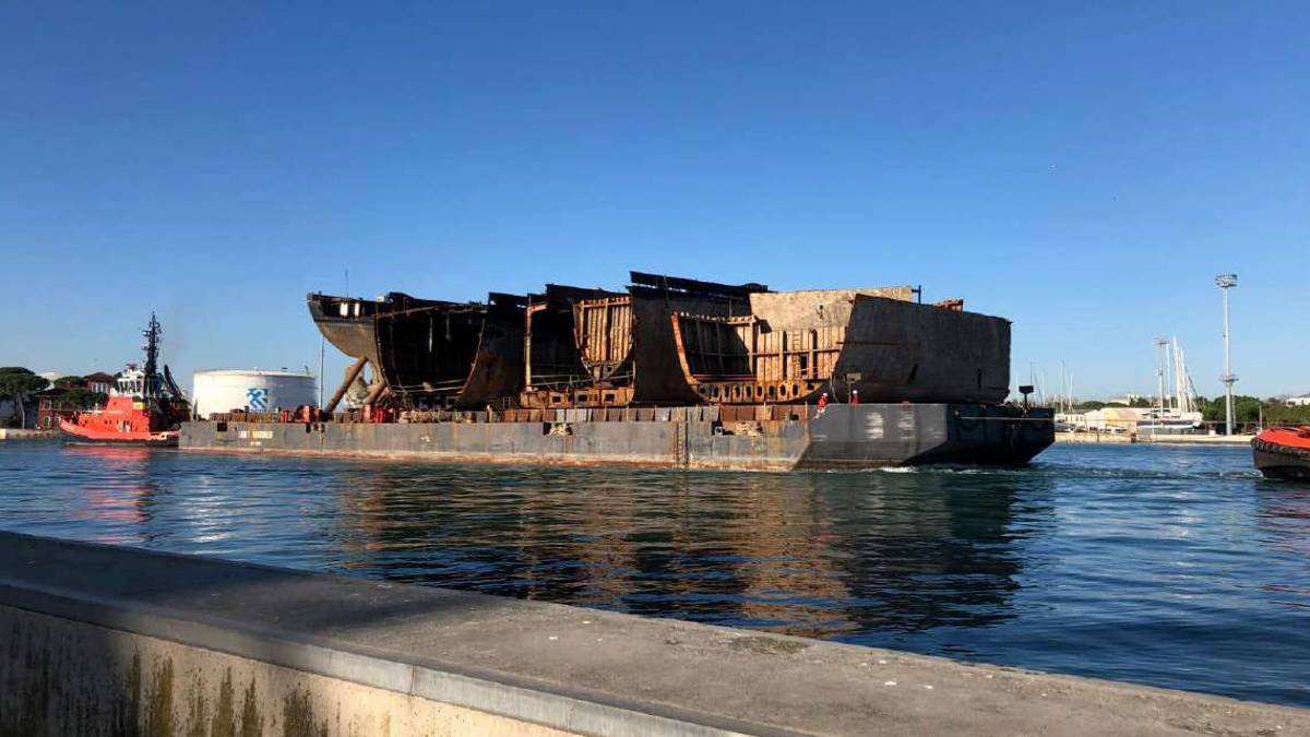 La Berkan lascia Ravenna, addio al relitto dei veleni