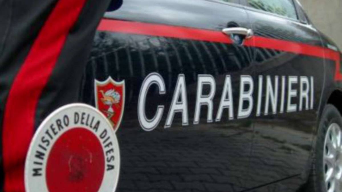 Fanno pipì sull'auto dei carabinieri: per il pm non è reato