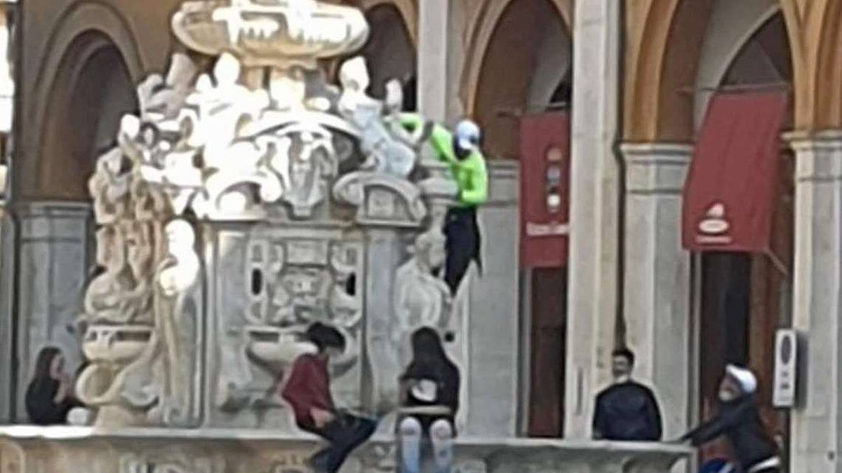 Cesena, è un forlivese l'autore dei vandalismi alla fontana Masini
