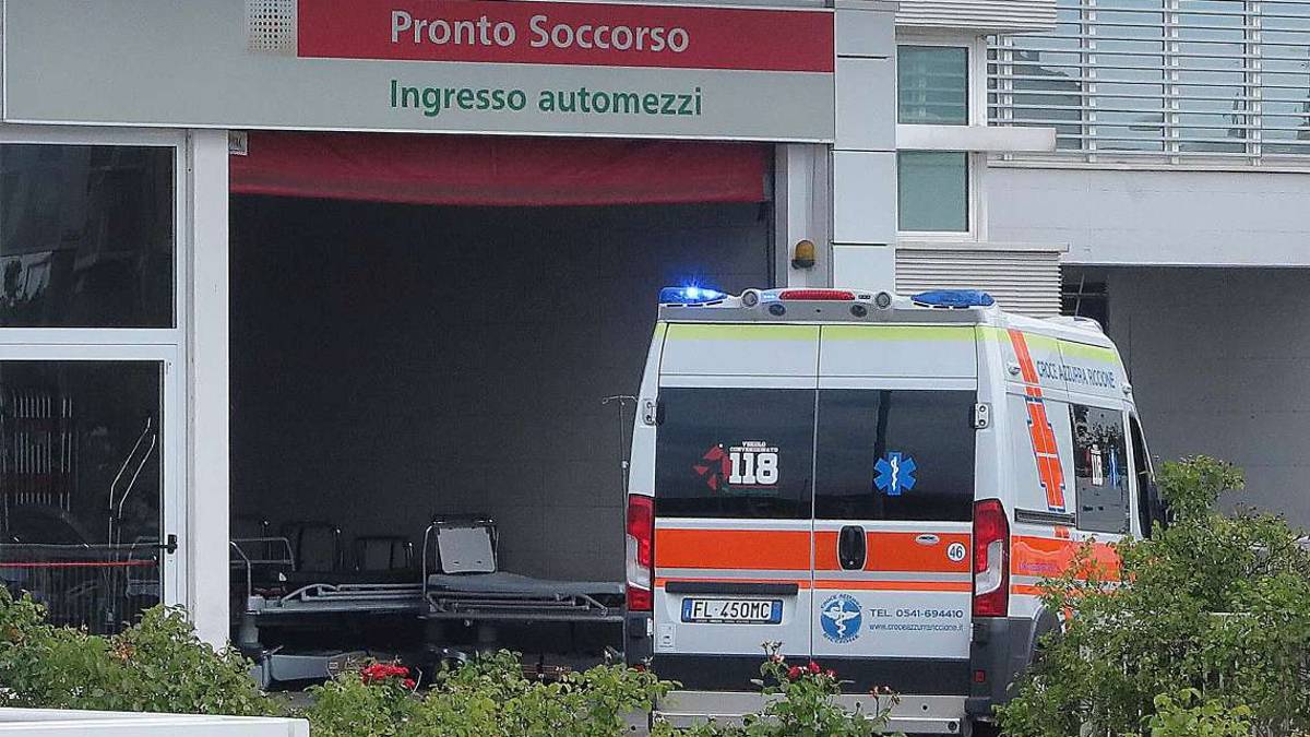 Rimini, abbandonato al pronto soccorso: l'ombra del lavoro nero