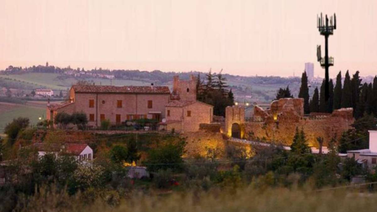 Coriano, 800 firme per salvare il Castello dall'antenna