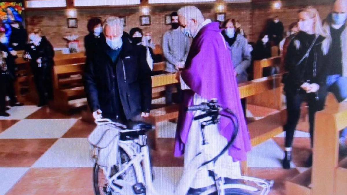 Savignano, bici elettrica donata al parroco per gli 80 anni