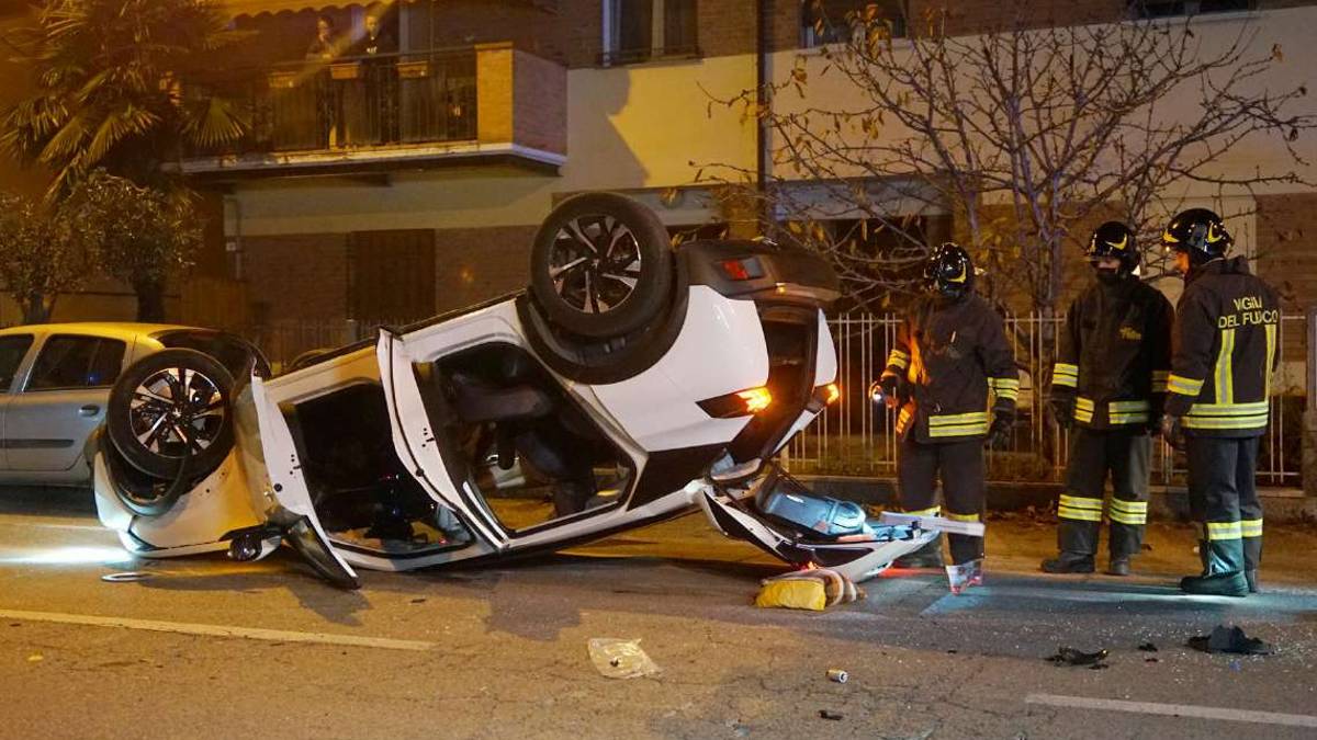 Ravenna, disabile urta un'auto in sosta e finisce a ruote all'aria