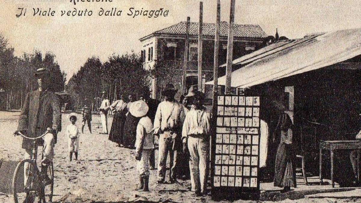 Sono militari prigionieri di guerra o spensierati villeggianti in spiaggia?