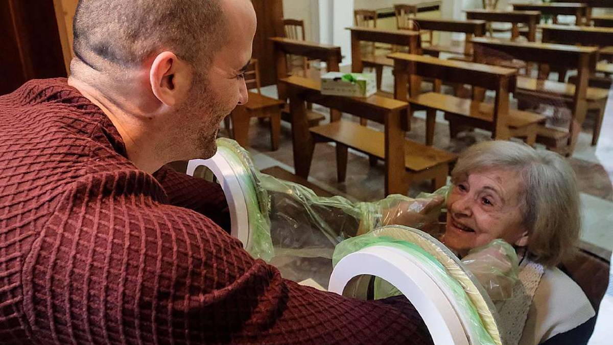 L'immunologo Gorini sul pulpito e l'abbraccio alla nonna