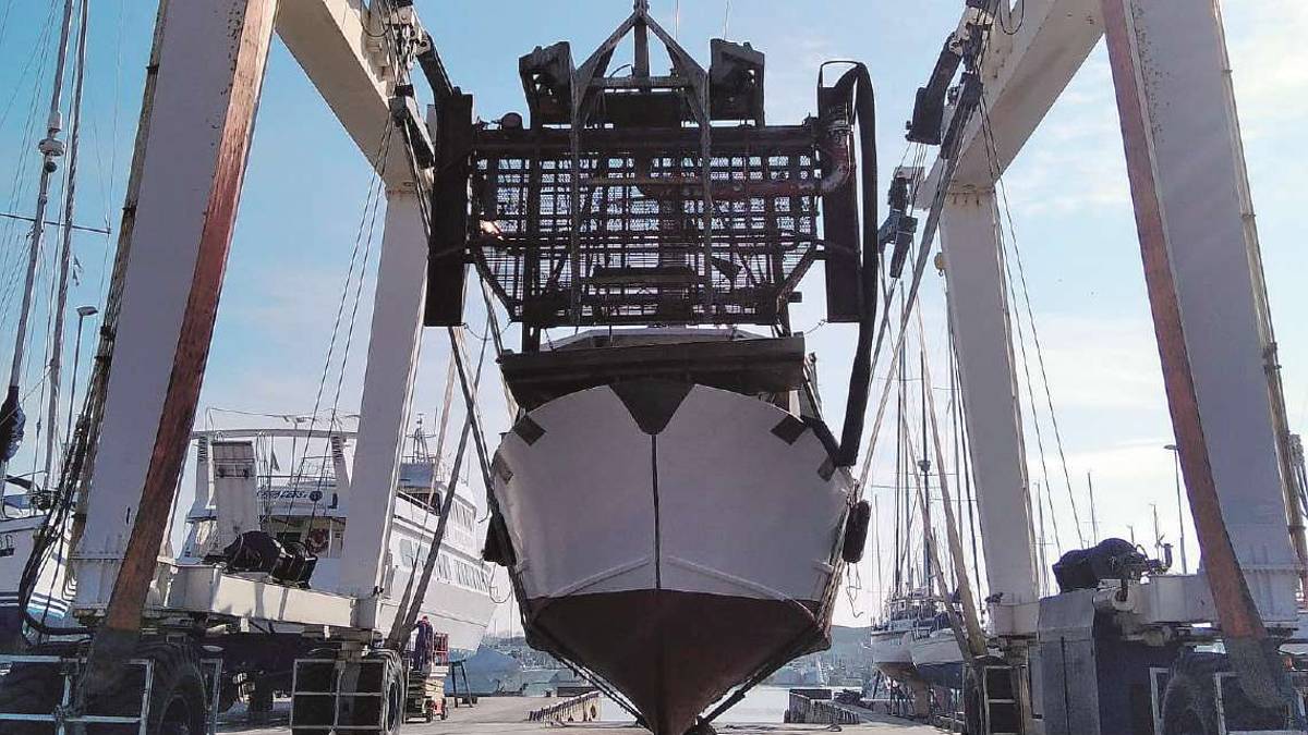 La vongolara affondata a Cesenatico torna in mare