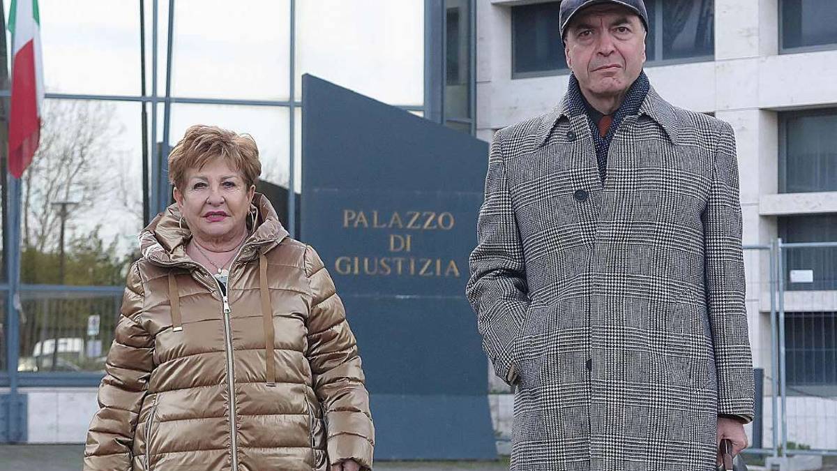 Rimini. Morte di Pantani, il dossier di mamma Tonina in Procura: il mistero delle due escort nella stanza