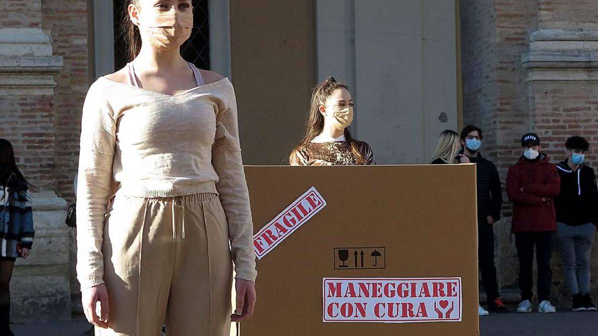 La danza protesta in piazza a Rimini: Noi dimenticati Video