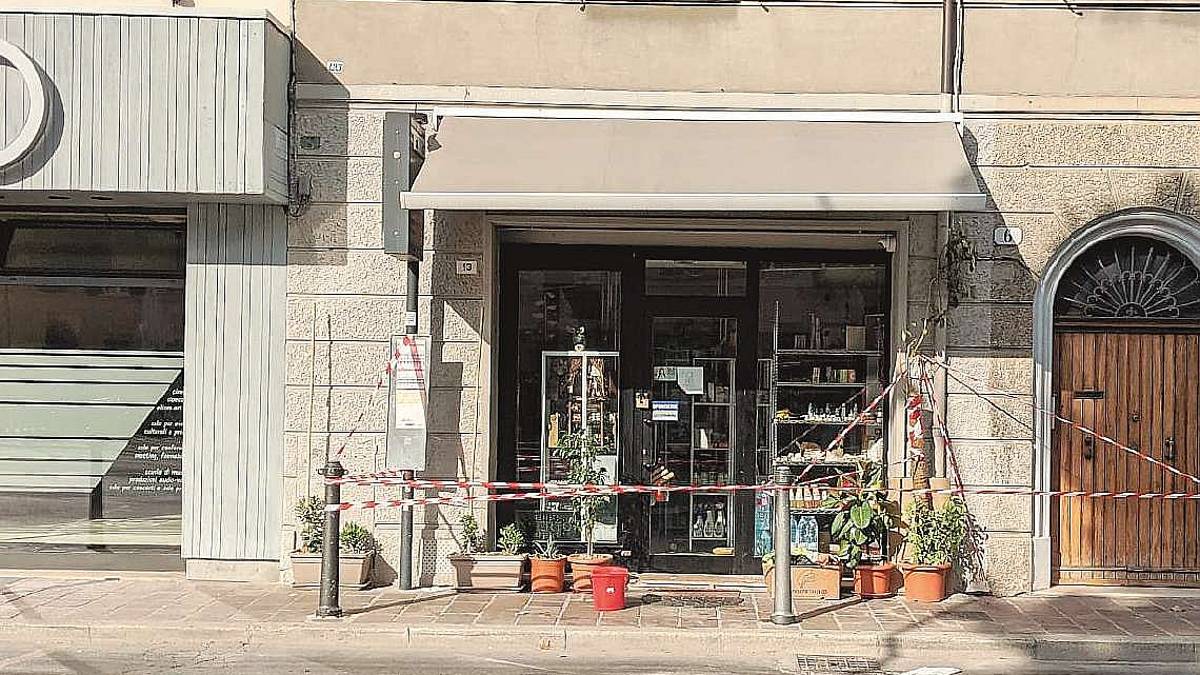 Cesena, negoziante rapinato e ferito: arrestato un assalitore