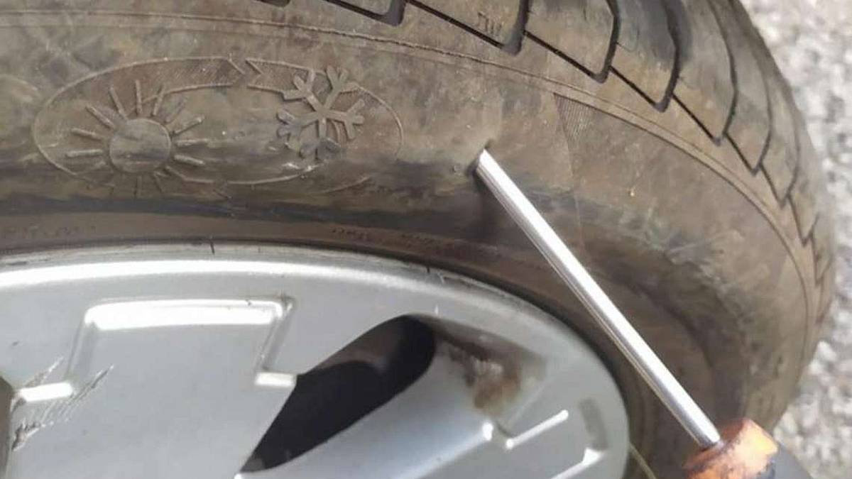 Rimini, gomme dell'auto di un disabile bucate con un cacciavite