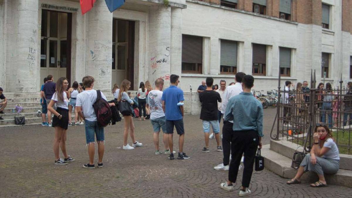 Ravenna, un 3 sul registro, poi urla e insulti a studentessa in classe: prof condannata