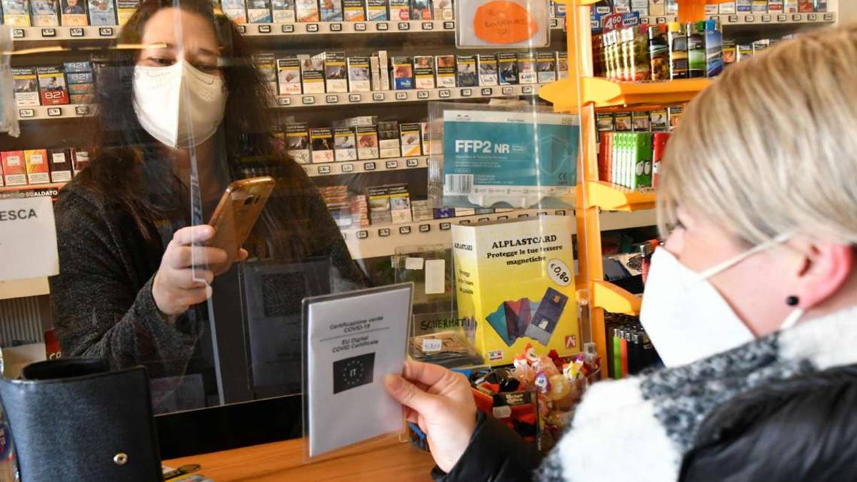 Forlì, green pass in edicole e tabacchi: ci si attrezza