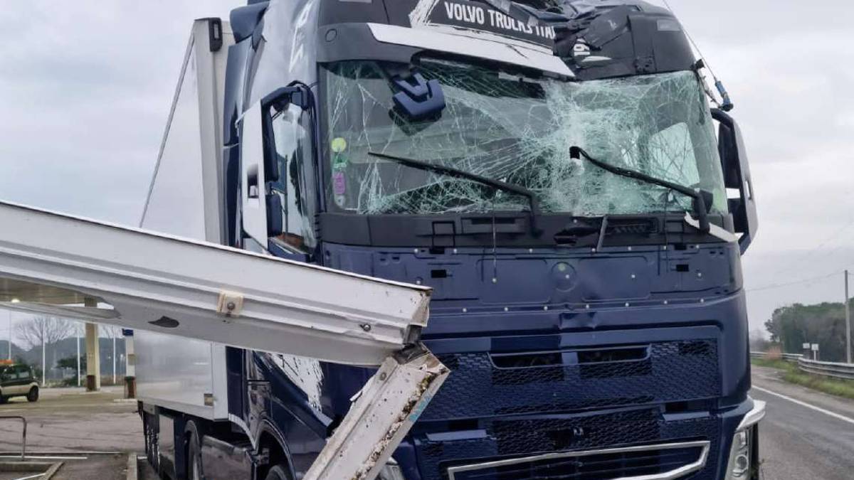 Incidente Cervia. auto sbanda sull’Adriatica, tragedia sfiorata con un tir