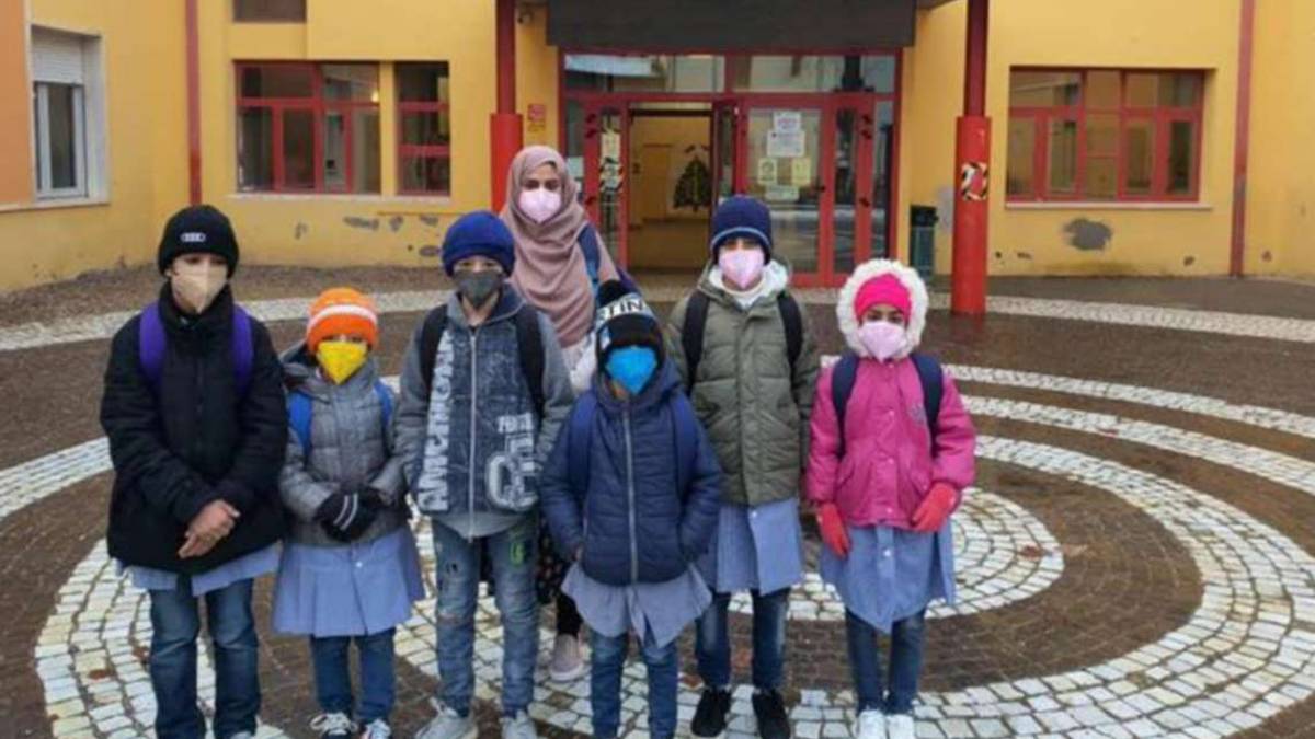 Casola, benvenuti in classe: primo giorno di scuola per 7 bimbi afghani