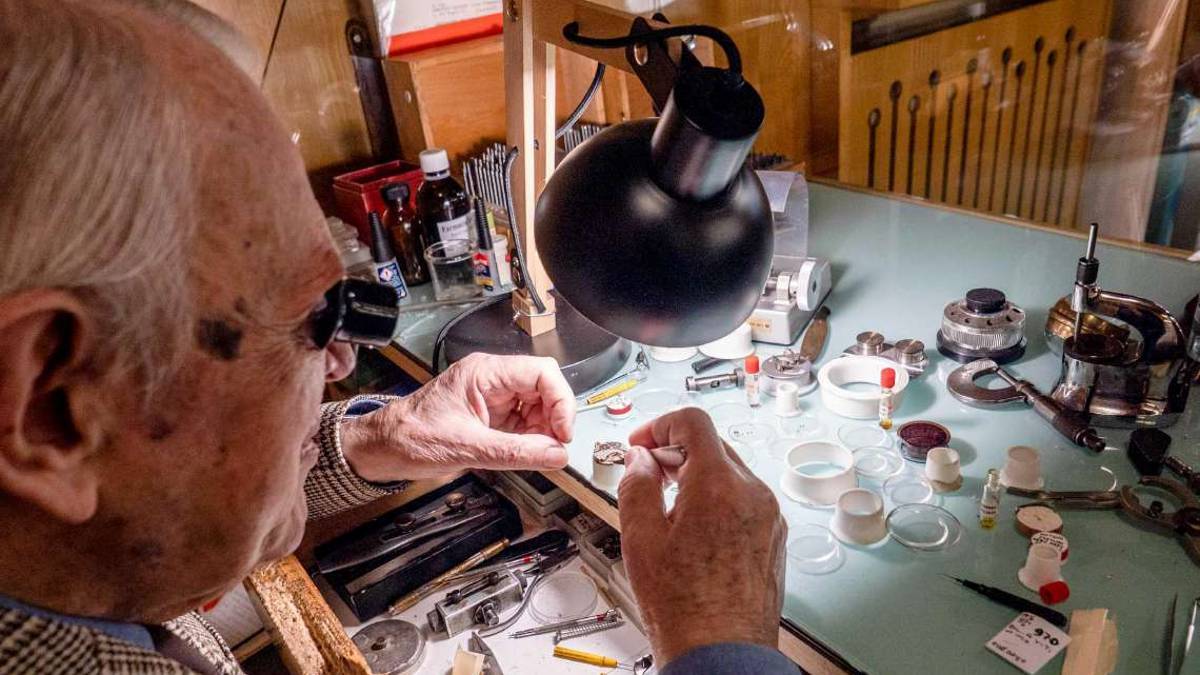L'orologiaio che ha fermato il tempo è un 92enne di Faenza: Lavoro finché la salute mi assiste