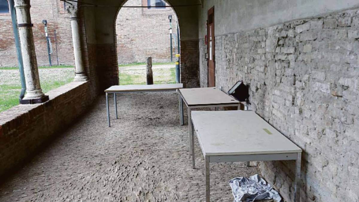 Cesena, lo storico chiostro invaso da cani e incivili