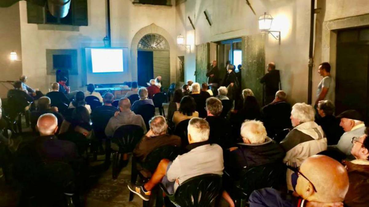 Antiche strutture a Corzano sepolte alla sommità del colle