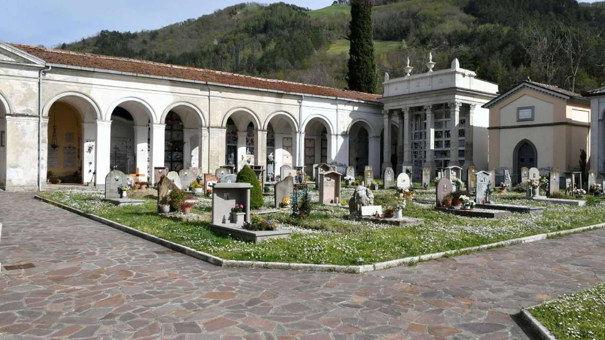 Civitella, bare nel campo: scatta l'allarme