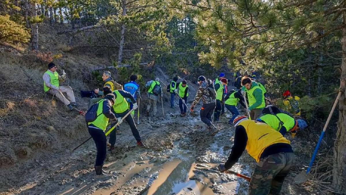 Imola, sessanta volontari sistemano i sentieri in vallata