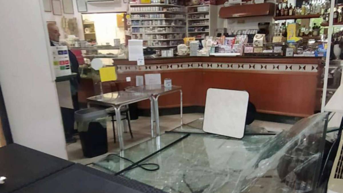 Cesena, sfonda la vetrata del bar Chicco per un bottino misero