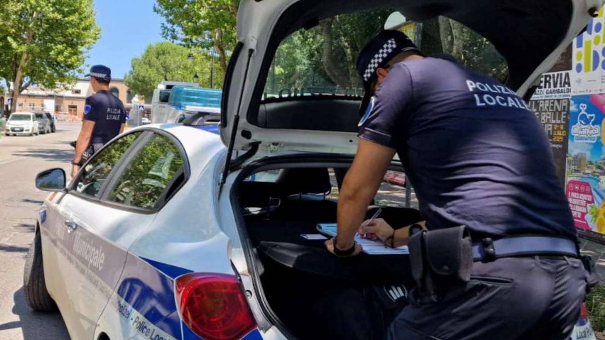 Ravenna, fugge all'alt e tenta di sottrarre la pistola a un agente