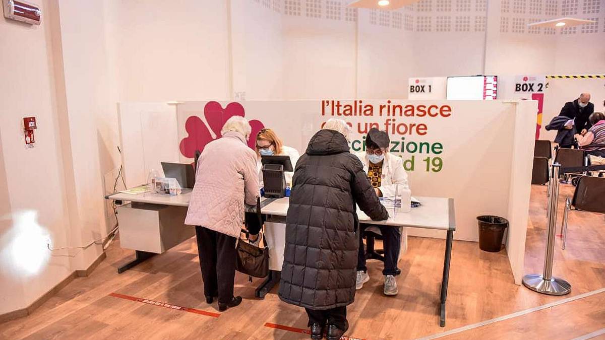 Vaccini, slitta a cinque settimane la seconda dose