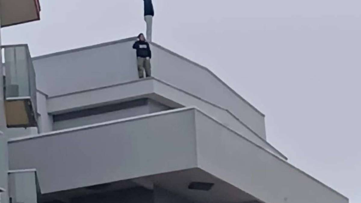 Bellaria, studenti in gita sul tetto di un hotel. Il sindaco: Più rispetto per la vita