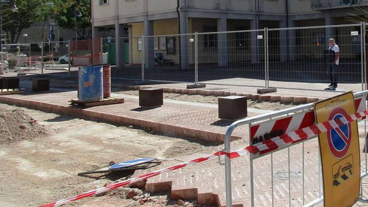 Gatteo, si sbriciolano i mattoni nella piazza appena rifatta