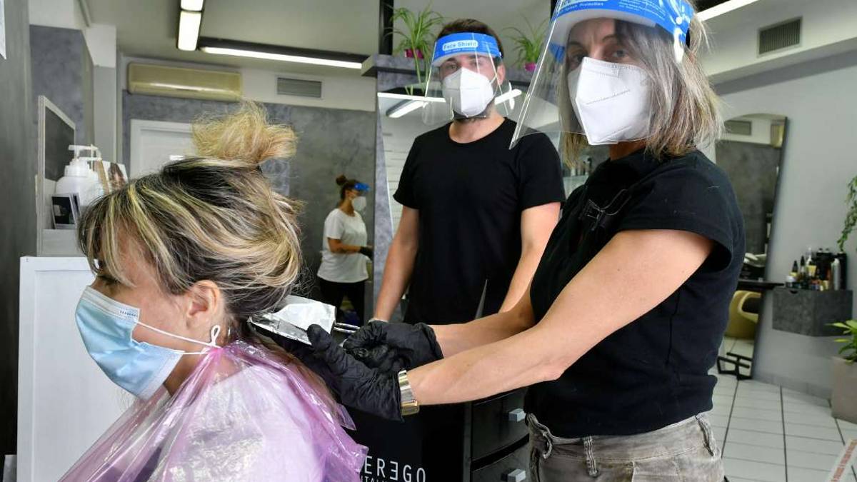 Forlì, parrucchieri ed estetisti: tempo di green pass