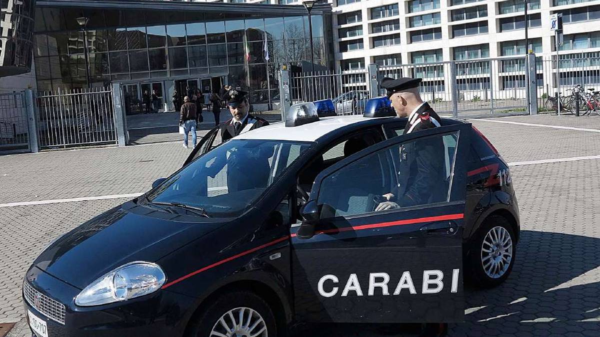 Riccione, devasta bar in Viale Dante: 27enne bloccata da passanti e forze dell'ordine