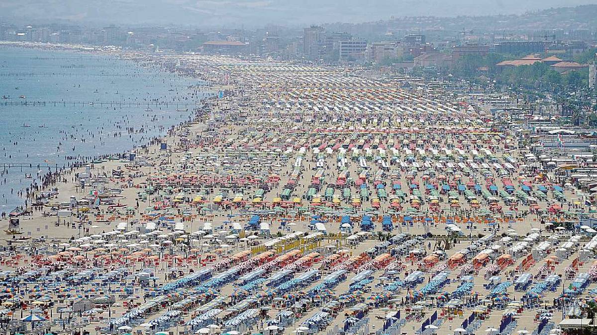 Rimini. Chiringuito, esposto a Procura e Ausl dall'ex assessore Biagini