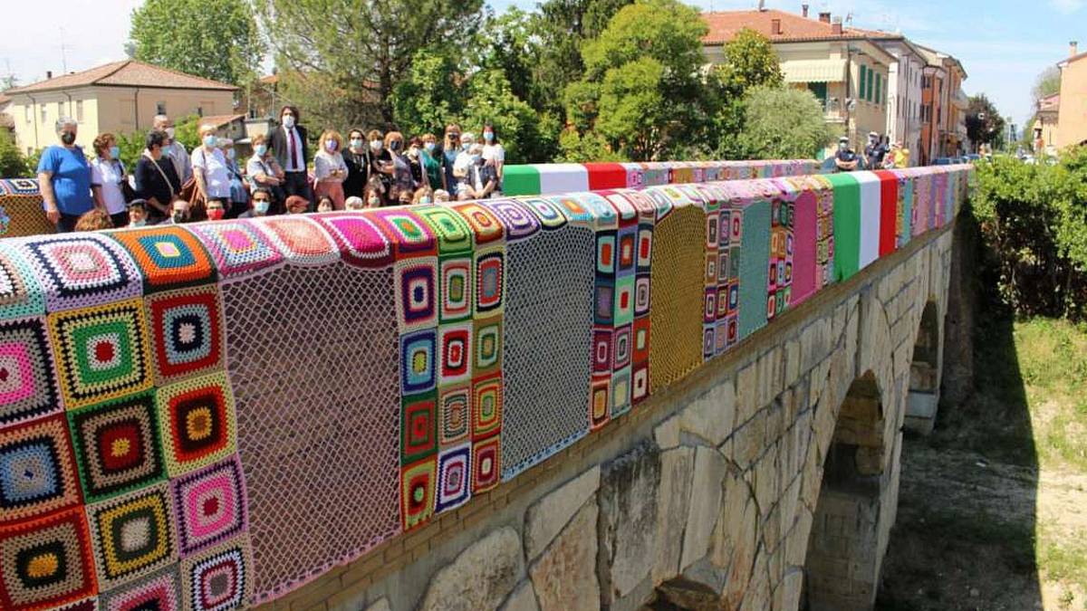 Savignano, il ponte romano rivestito con 70 chili di lana