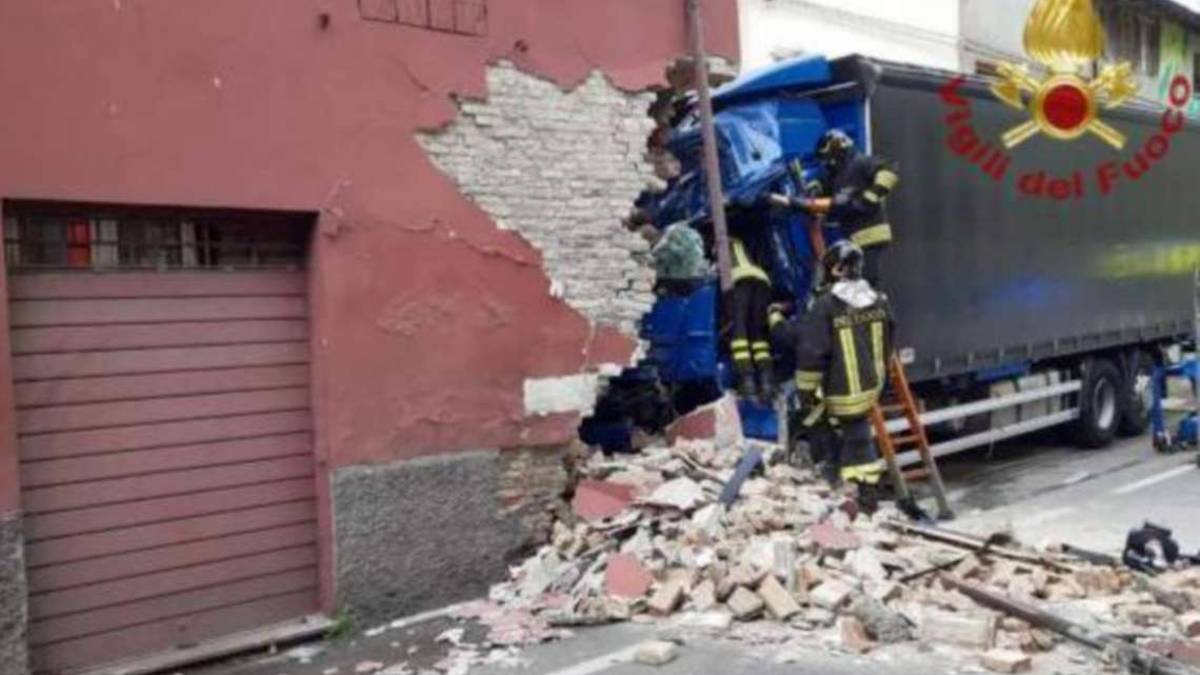 Cervia, camion finisce dentro una casa: muore 55enne