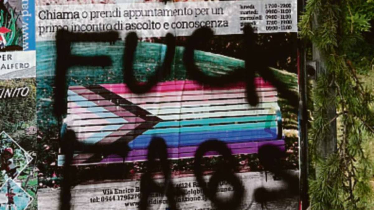 Ravenna, scritte omofobe sui manifesti del Centro Lgbti+