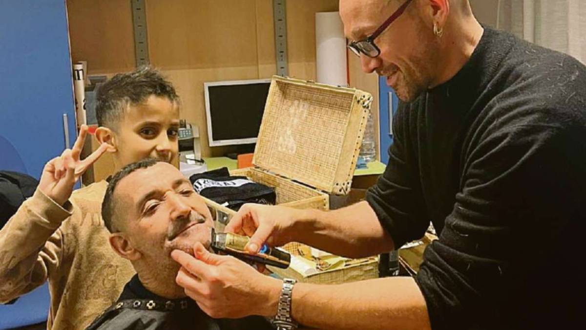 Il parrucchiere dei vip taglia gratis i capelli ai bisognosi della parrocchia di Budrio di Longiano