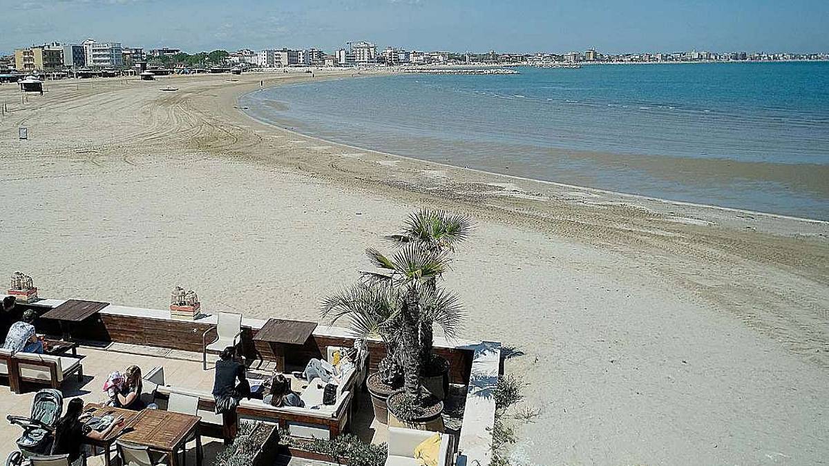 San Giuliano, la spiaggia si allunga e l’acqua torna cristallina