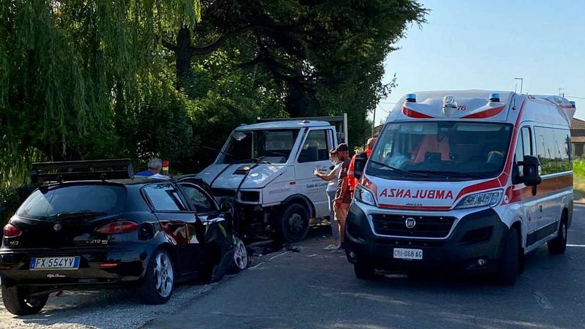Schianto dopo sorpasso a Cesenatico, 3 feriti all'ospedale