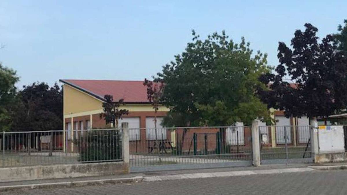 Classe pollaio in prima elementare a Budrio di Longiano: proteste