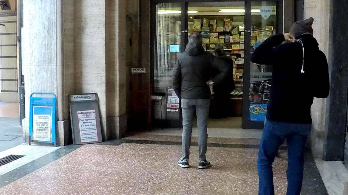 Imola, green pass anche dal giornalaio: Ma per fortuna sarà a campione