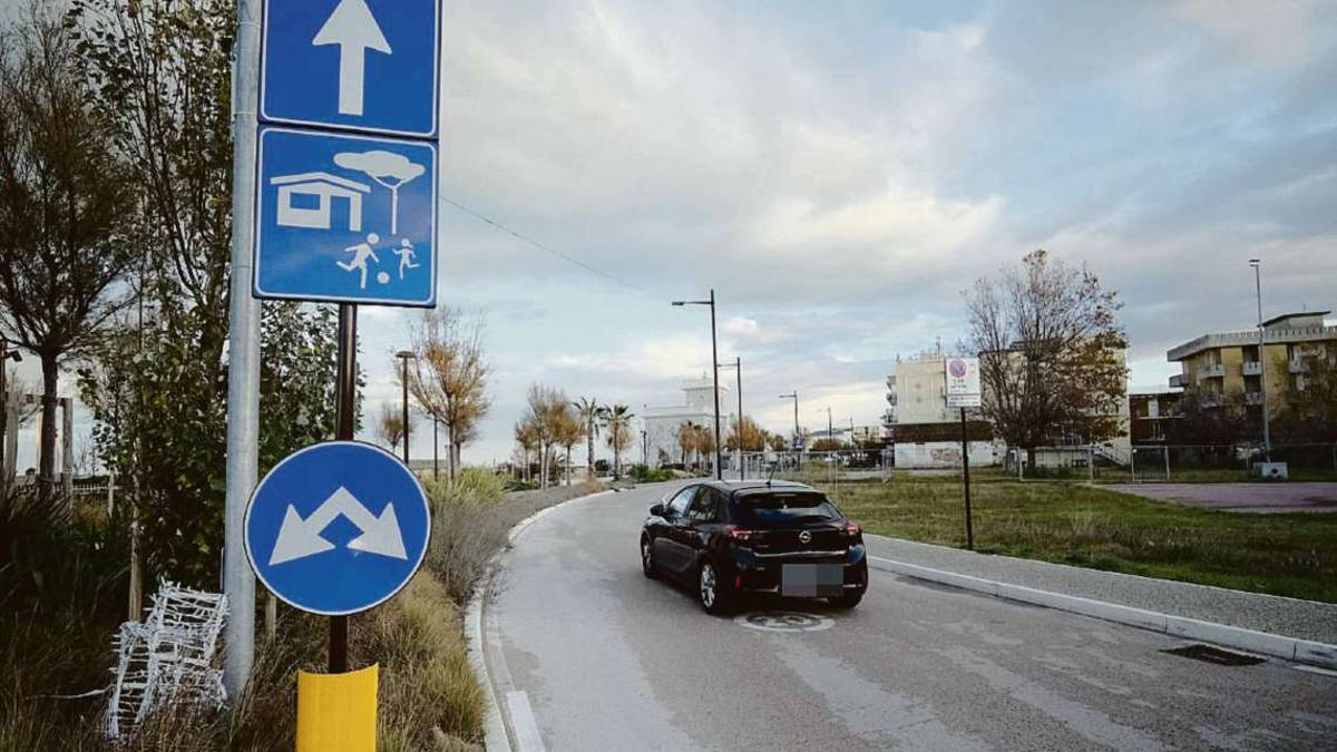 Rimini nord, lungomare senza parcheggi, shopping in crisi