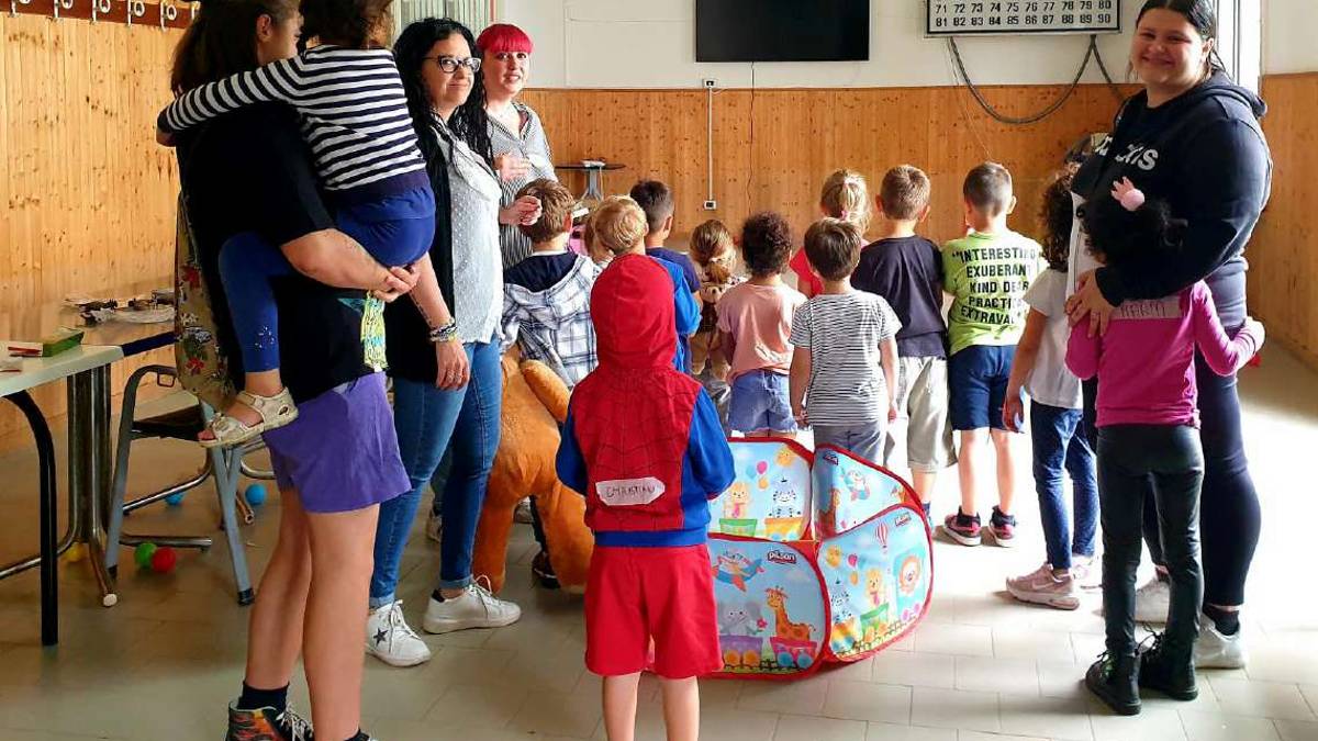Lugo, mamme come dade mentre i genitori spalano il fango