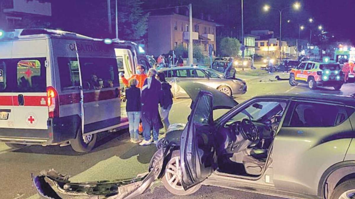 Savignano, impatto tra tre auto con quattro feriti