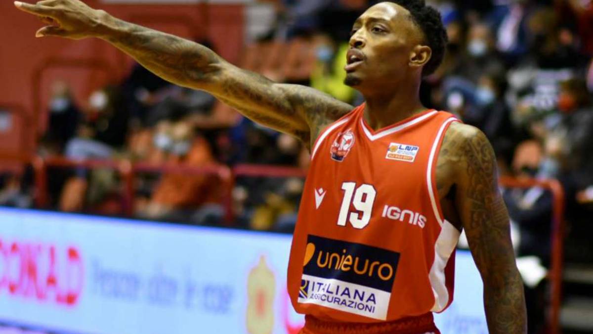 Basket A2, che guaio per l'Unieuro: non è vaccinato, Hayes bloccato