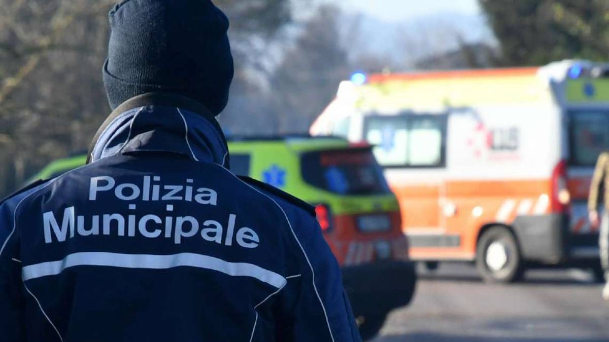 Ravenna, 89enne ubriaco al volante abbatte pali della segnaletica