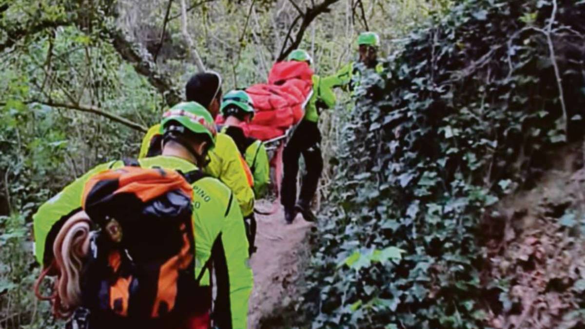 Cesena, una 67enne cade scendendo dal sentiero: soccorso complicato