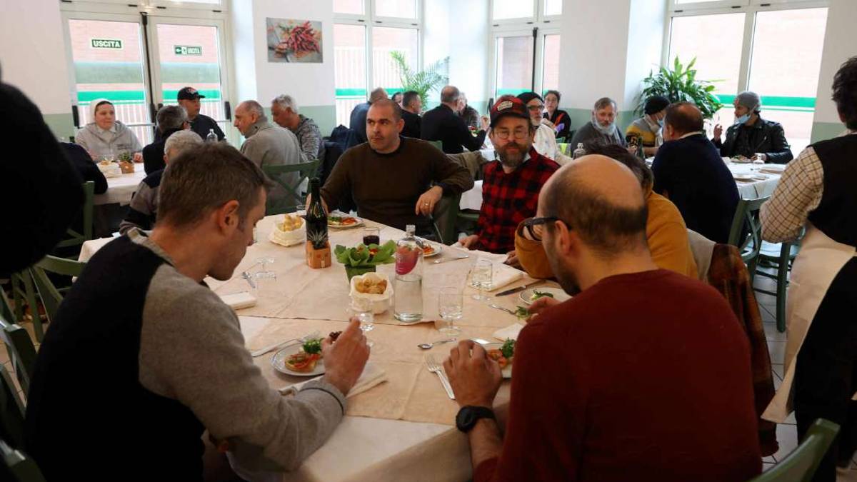 Cesena, alle Cucine popolari la solidarietà è anche dividere un piatto di pasta e ceci: Sembra una favola, ma qui succede